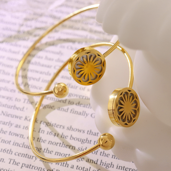 Ins titanium steel small wrinkled chrysanthemum open bracelet - Image 5
