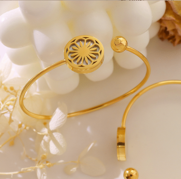 Ins titanium steel small wrinkled chrysanthemum open bracelet - Image 6